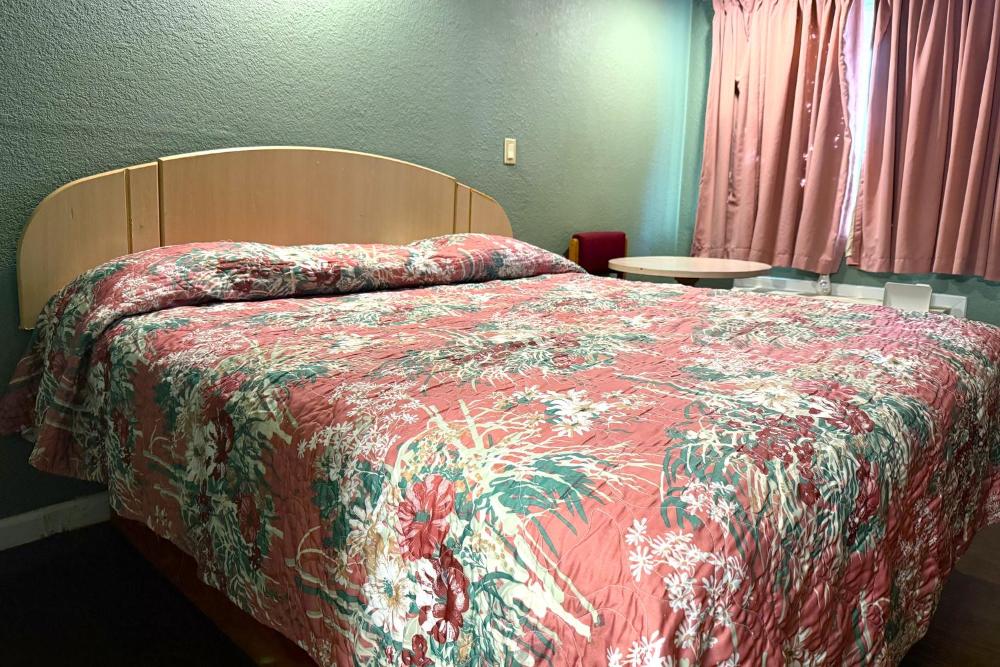 King Bed Smoking	 interior